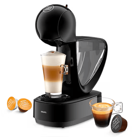 M&aacute;quina Dolce Gusto con taza de caf&eacute; y c&aacute;psulas de caf&eacute; alrededor.