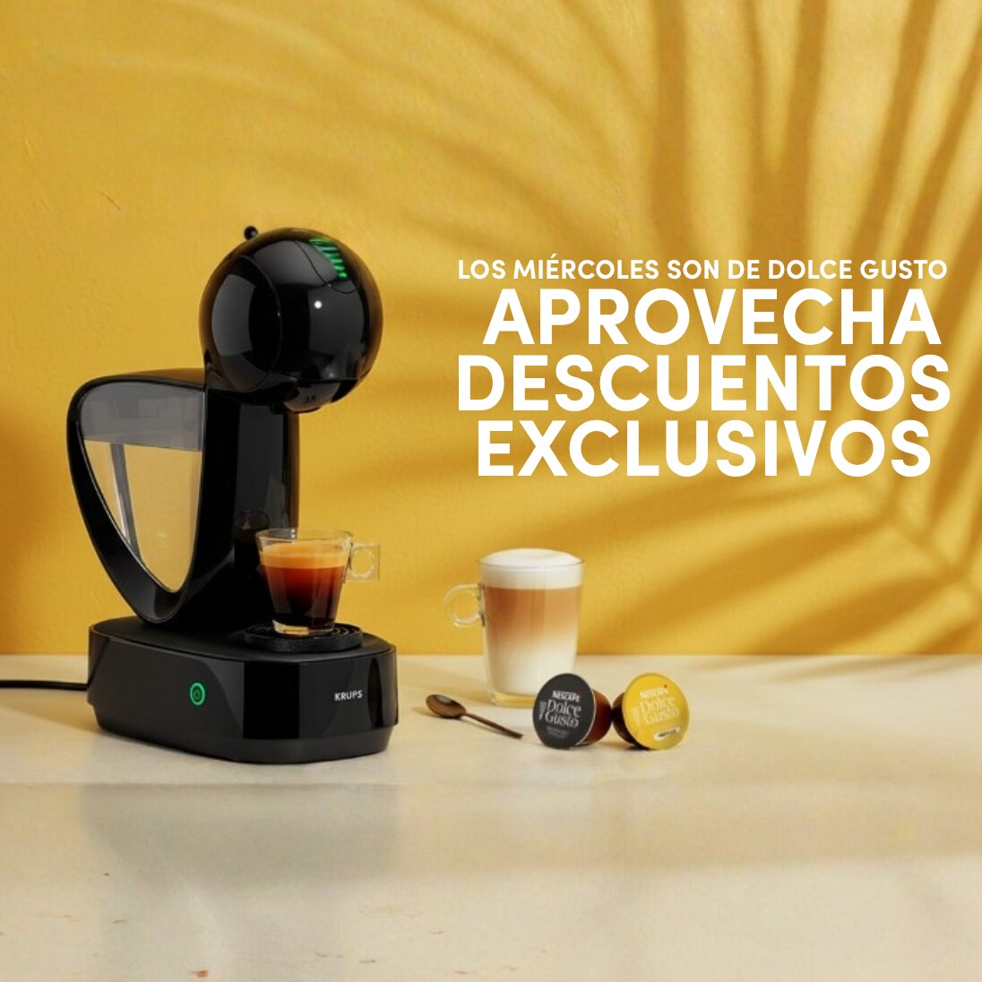 maquina de cafe con taza de latte al costado