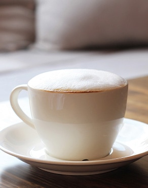 Una capa espumosa de un Latte Macchiato para dibujar un café de Halloween Una capa espumosa de un Latte Macchiato para dibujar un café de Halloween